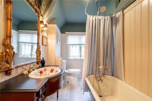 13 Freeman Place, Hamilton, ON - Indoor Photo Showing Bathroom