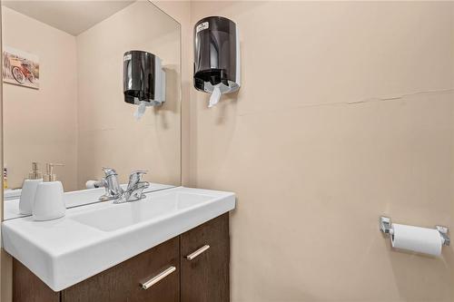 70 Ottawa Street N, Hamilton, ON - Indoor Photo Showing Bathroom