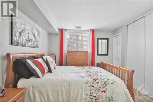 Good sized window provides plenty of daylight - 892 Longfields Drive, Ottawa, ON - Indoor Photo Showing Bedroom