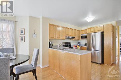 Full size kitchen with peninsula - 892 Longfields Drive, Ottawa, ON - Indoor