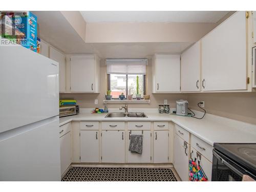 4990 25 Avenue Unit# 3, Vernon, BC - Indoor Photo Showing Kitchen With Double Sink