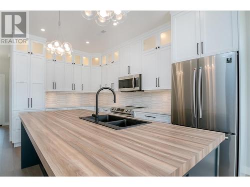 575 Meadowlark Avenue, Vernon, BC - Indoor Photo Showing Kitchen With Double Sink With Upgraded Kitchen