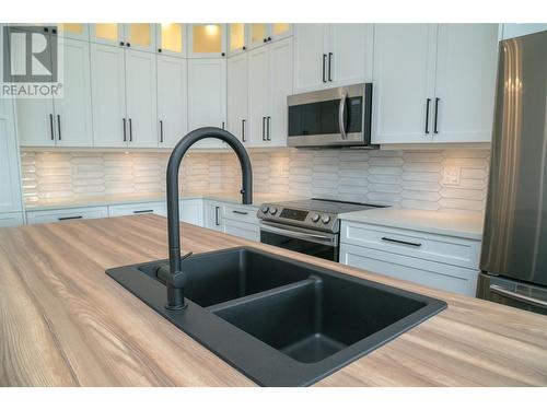 575 Meadowlark Avenue, Vernon, BC - Indoor Photo Showing Kitchen With Double Sink With Upgraded Kitchen