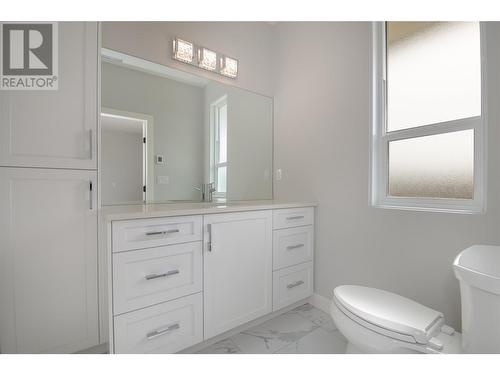 575 Meadowlark Avenue, Vernon, BC - Indoor Photo Showing Bathroom