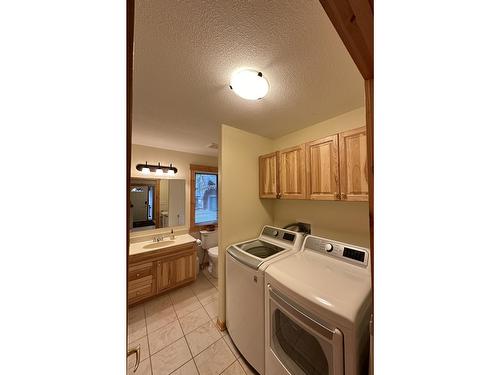 4539 Columbia Place, Fairmont Hot Springs, BC - Indoor Photo Showing Laundry Room