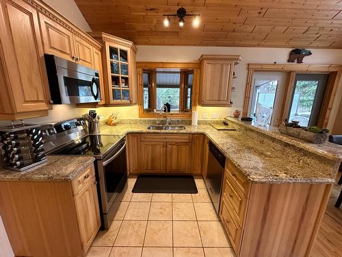 4539 Columbia Place, Fairmont Hot Springs, BC - Indoor Photo Showing Kitchen With Double Sink