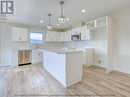 5640 51St Street Unit# 208, Osoyoos, BC - Indoor Photo Showing Kitchen