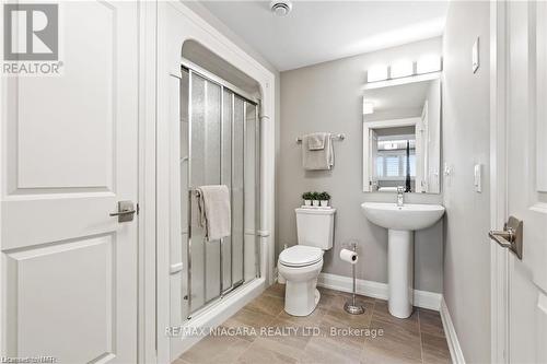 #1 -5622 Ironwood St, Niagara Falls, ON - Indoor Photo Showing Bathroom