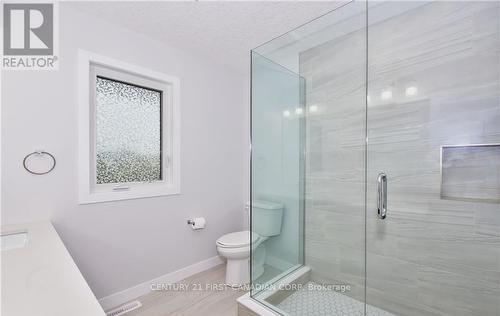 103 Marconi Court, London, ON - Indoor Photo Showing Bathroom