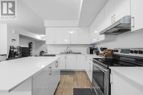 #6 -39 John Perkins Bull Dr W, Toronto, ON - Indoor Photo Showing Kitchen With Upgraded Kitchen