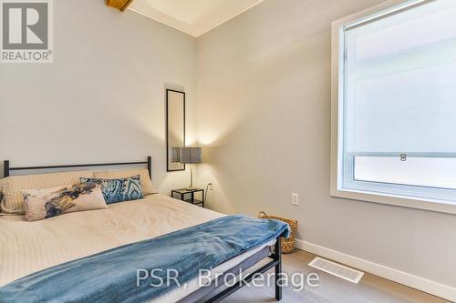 329 Main St W, Hamilton, ON - Indoor Photo Showing Bedroom