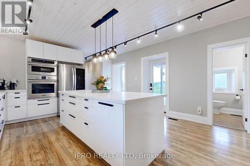 18161 Heart Lake Road, Caledon, ON - Indoor Photo Showing Kitchen