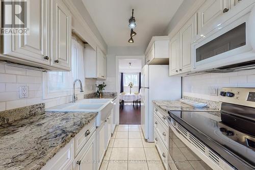 29 Hewitt Cres, Ajax, ON - Indoor Photo Showing Kitchen With Upgraded Kitchen