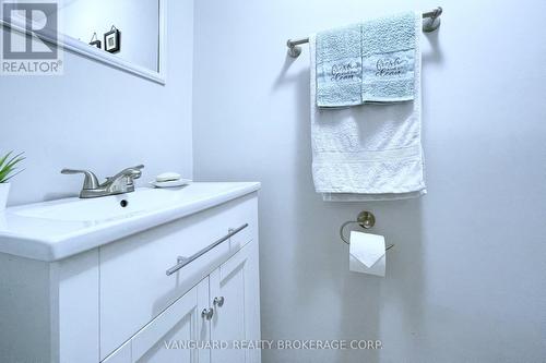 48 O'Leary Court, New Tecumseth, ON - Indoor Photo Showing Bathroom