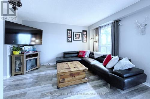 48 O'Leary Court, New Tecumseth, ON - Indoor Photo Showing Living Room