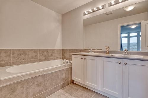 33 Pinot Crescent, Hamilton, ON - Indoor Photo Showing Bathroom