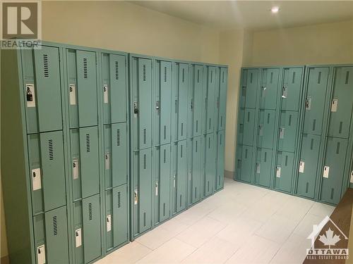 Two locker, shower, bathrooms on main floor - 52 Armstrong Street, Ottawa, ON 