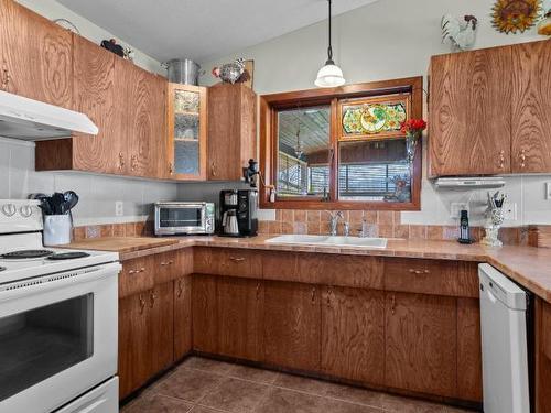 462 Maple Place, Chase, BC - Indoor Photo Showing Kitchen