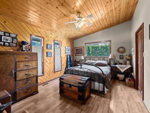 462 Maple Place, Chase, BC - Indoor Photo Showing Bedroom