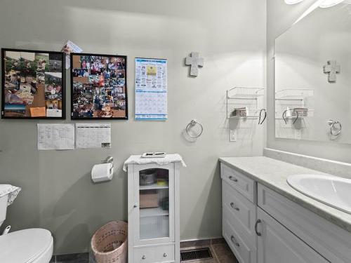 462 Maple Place, Chase, BC - Indoor Photo Showing Bathroom