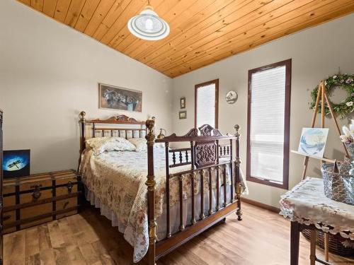 462 Maple Place, Chase, BC - Indoor Photo Showing Bedroom