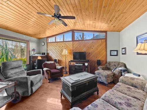 462 Maple Place, Chase, BC - Indoor Photo Showing Living Room