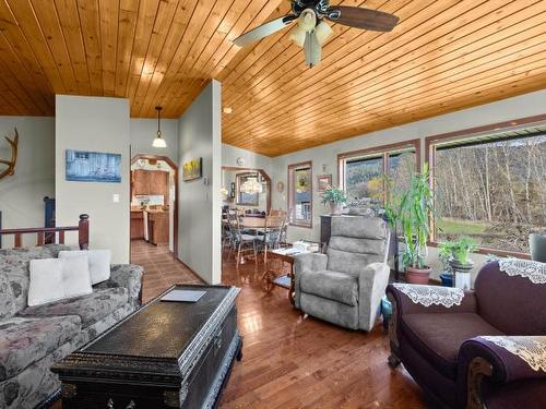 462 Maple Place, Chase, BC - Indoor Photo Showing Living Room