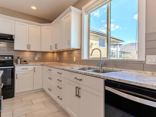 2124 Doubletree Cres, Kamloops, BC - Indoor Photo Showing Kitchen With Double Sink