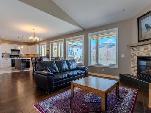 2124 Doubletree Cres, Kamloops, BC - Indoor Photo Showing Living Room With Fireplace