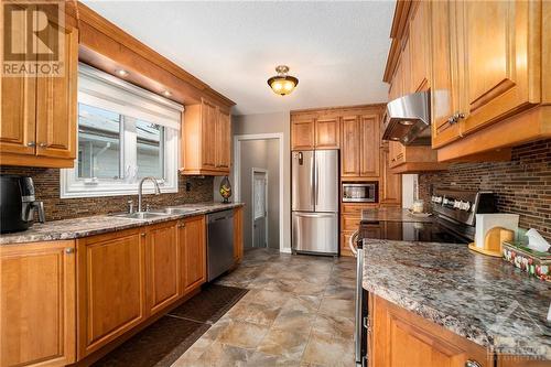 879 Willow Avenue, Orleans, ON - Indoor Photo Showing Kitchen With Double Sink