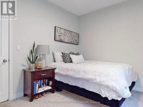 80 Pine Hill Cres, Aurora, ON - Indoor Photo Showing Bedroom