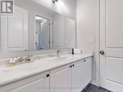 80 Pine Hill Cres, Aurora, ON - Indoor Photo Showing Bathroom