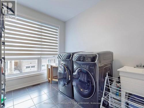 80 Pine Hill Crescent, Aurora, ON - Indoor Photo Showing Laundry Room