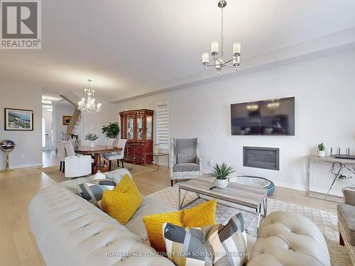 80 Pine Hill Cres, Aurora, ON - Indoor Photo Showing Living Room