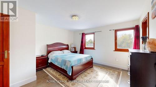 340 Oxford Ave, Fort Erie, ON - Indoor Photo Showing Bedroom