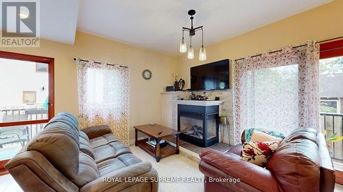340 Oxford Ave, Fort Erie, ON - Indoor Photo Showing Living Room With Fireplace