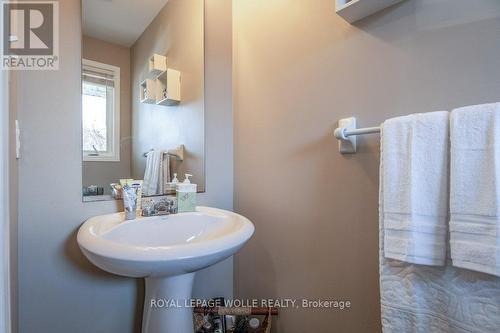 140 Henhoeffer Cres, Kitchener, ON - Indoor Photo Showing Bathroom