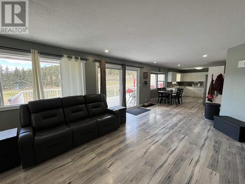 2484 Bailey Road, Williams Lake, BC - Indoor Photo Showing Living Room
