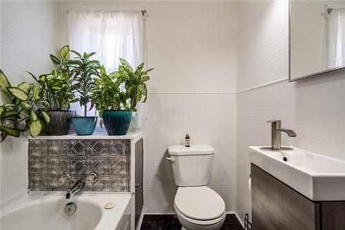 153 Balsam Avenue S, Hamilton, ON - Indoor Photo Showing Bathroom