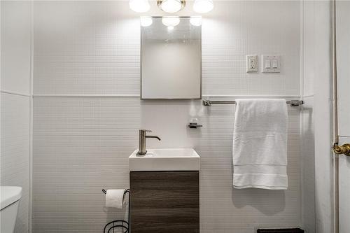153 Balsam Avenue S, Hamilton, ON - Indoor Photo Showing Bathroom