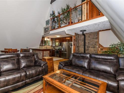 1386 Carlton Dr, Shawnigan Lake, BC - Indoor Photo Showing Living Room