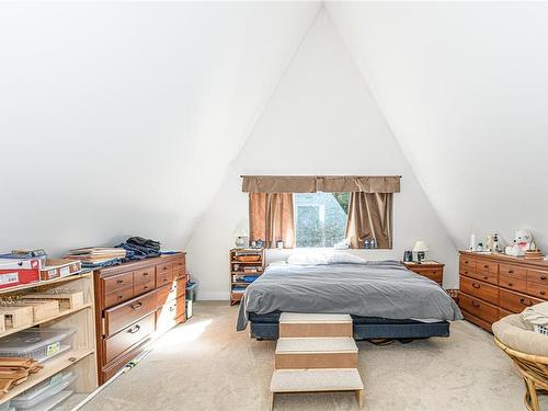 1386 Carlton Dr, Shawnigan Lake, BC - Indoor Photo Showing Bedroom