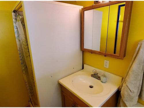 760 Jewitt Dr, Tahsis, BC - Indoor Photo Showing Bathroom