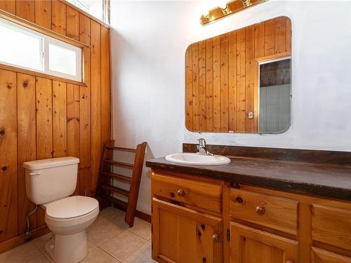2735 Gibson Pl, Shawnigan Lake, BC - Indoor Photo Showing Bathroom