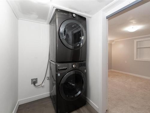 2735 Gibson Pl, Shawnigan Lake, BC - Indoor Photo Showing Laundry Room
