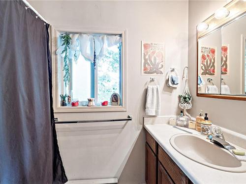 2445 Godfrey Rd, Nanaimo, BC - Indoor Photo Showing Bathroom