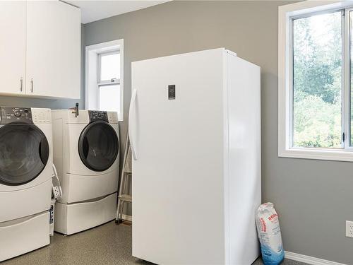 2445 Godfrey Rd, Nanaimo, BC - Indoor Photo Showing Laundry Room