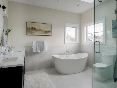 1749 Fairfield Rd, Victoria, BC - Indoor Photo Showing Bathroom