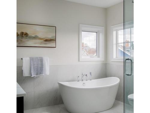 1749 Fairfield Rd, Victoria, BC - Indoor Photo Showing Bathroom