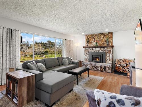 3574 Cowichan Lake Rd, Duncan, BC - Indoor Photo Showing Living Room With Fireplace